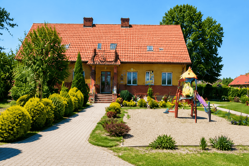 Budynek przedszkola z ogrodem i placem zabaw