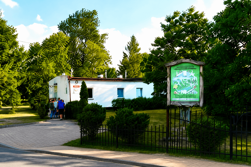Budynek szkoły wśród zieleni
