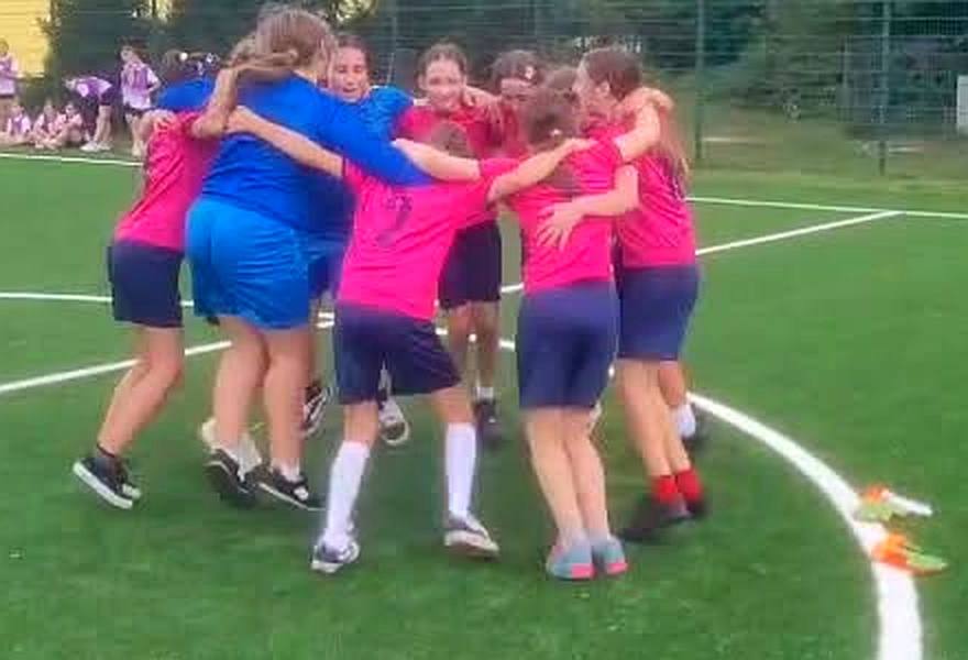 Reprezentacja dziewcząt klas V i VI ciesząca się ze zdobycia II miejsca na boisku w Krzeszycach