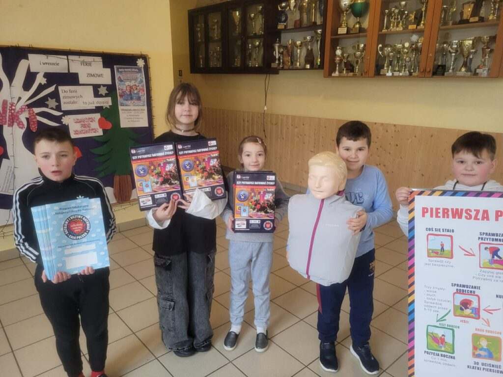 Uczniowie podczas zajęć z pierwszej pomocy