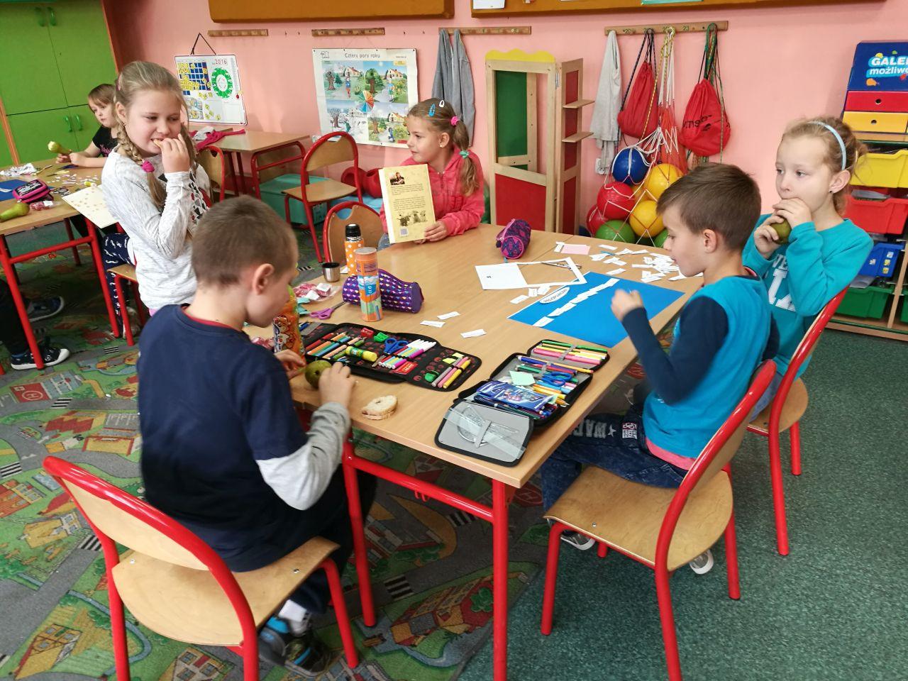 Uczniowie podczas wspólnej pracy w klasie
