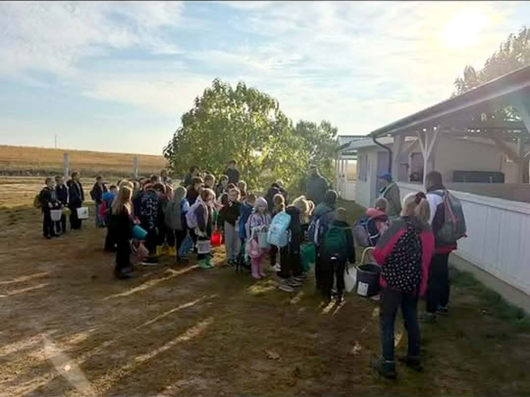 Uczniowie klas I–IV podczas wycieczki na wykopki