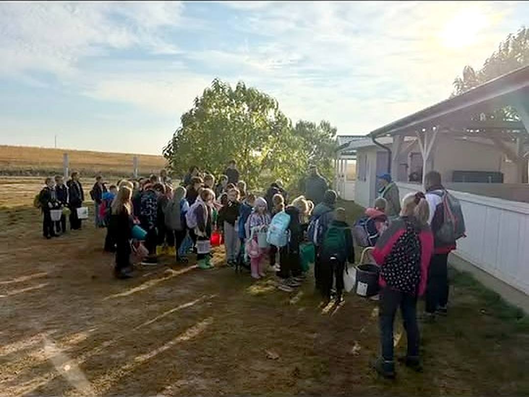 Uczniowie klas I–IV podczas wycieczki na wykopki